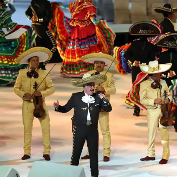 Vicente Fernández inició el espectáculo cantando el himno de México a capella y luego siguió con clásicos de mariachi rodeado de charros montados a caballo y bailarines típicos.