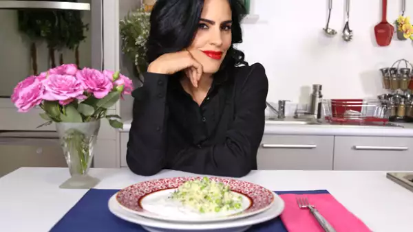 ¿Quieres una ensalada sana y deliciosa, pero no tienes tiempo para hacerla? Ésta de cuscús, chícharo y menta sólo te va a tomar 15 minutos y te va a encantar.