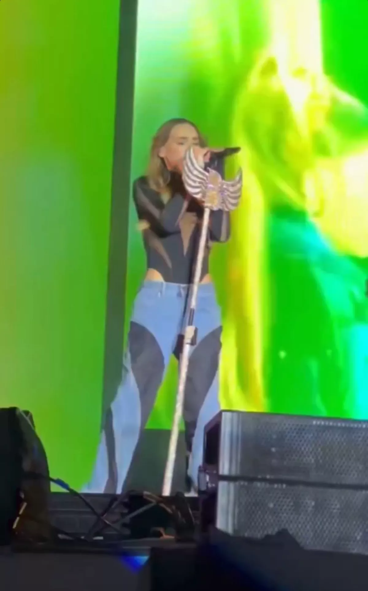 Belinda usa H&M x Mugler para su ultimo show. 