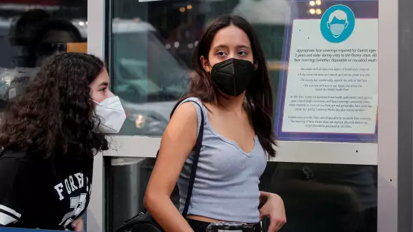 La variante Delta del COVID-19 al parecer causa una enfermedad más grave y es tan contagiosa como la varicela, según un informe de los Centros de Control de Enfermedades de Estados Unidos (CDC).