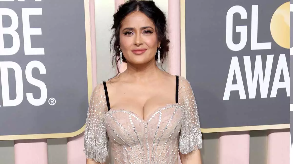 Salma Hayek arrasa con los Golden Globes con un Pulparindo en la mano.