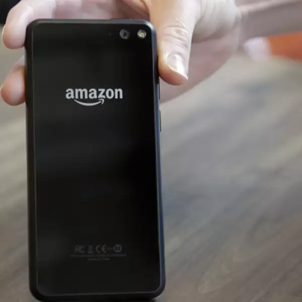 El dispositvo cuenta con pequeñas cámaras montadas para rastrear los gestos del usuario.