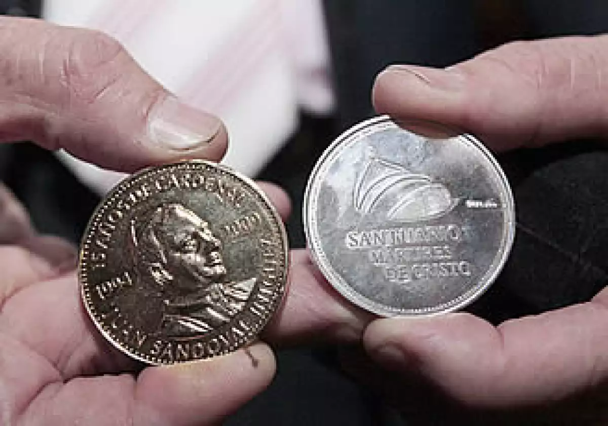 Las monedas con la imagen del cardenal Juan Sandoval Iñiguez buscan reunir recursos para la construcción de un templo. (Foto: Notimex)