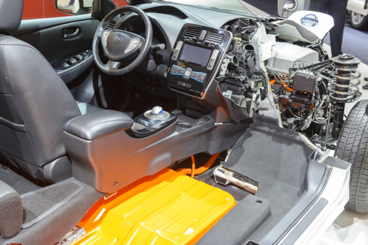 Vista transversal de auto eléctrico de Nissan