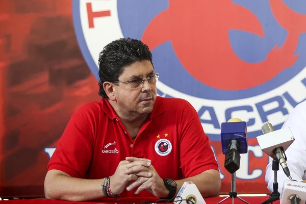 Entre la cancha del futbol y la cancha de la política