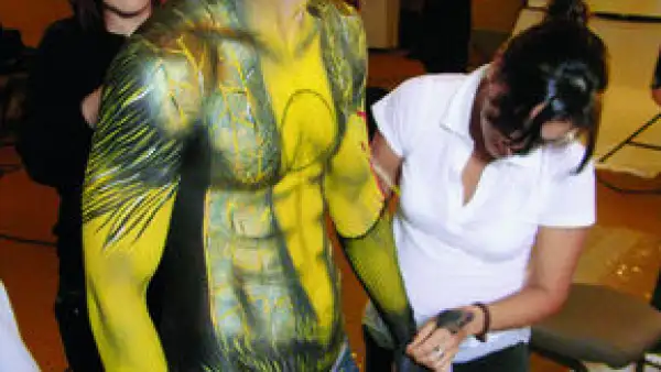Regina Reyes y Leonora haciendo el body painting de Kuno Becker