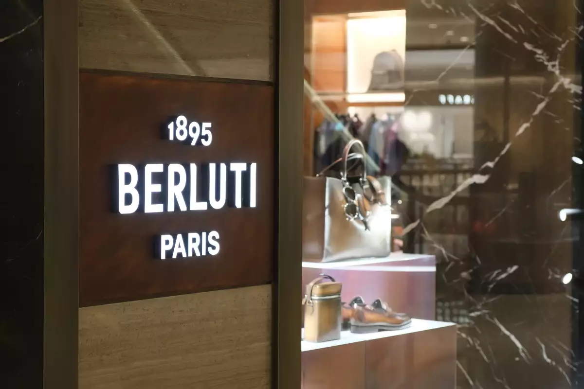 Foto de un escaparate de tienda de Berluti -marca fundada en 1895 en París- en un centro comercial de China.