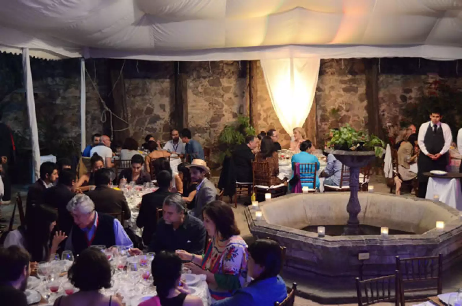 El Jardín de los Milagros, cocina de autor, recibió a los invitados en un elegante patio colonial.