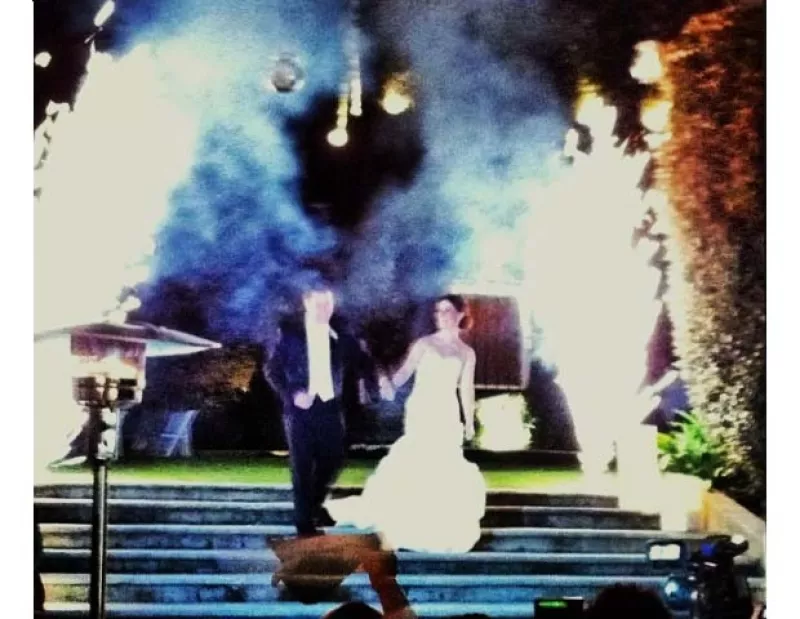 Lució como una princesa en el diseño comprado en México con el que caminó por el altar en su boda con Tony Gebara. La ceremonia fue este sábado en Valle de Bravo.