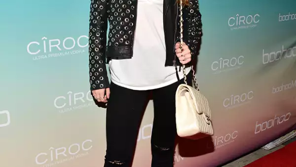 La actriz ha publicado en Twitter un primer plano de sus tobillos en el que se aprecia el incipiente vello de sus piernas después de varios días sin depilar.