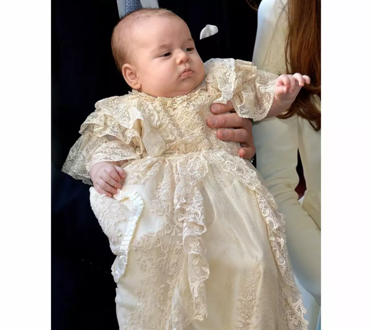 Así de pequeño era el hijo de Kate y Guillermo cuando lo bautizaron. Han pasado 4 meses desde entonces.