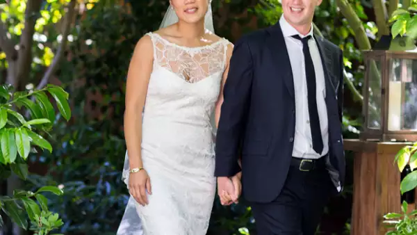 El fundador y presidente de Facebook elevó el sábado su estatus a "casado" con su novia Priscilla Chan; la ceremonia fue en casa del novio.
