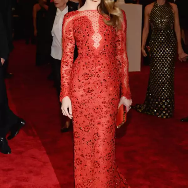 Amber Heard con un atuendo rojo con aplicaciones de encaje.