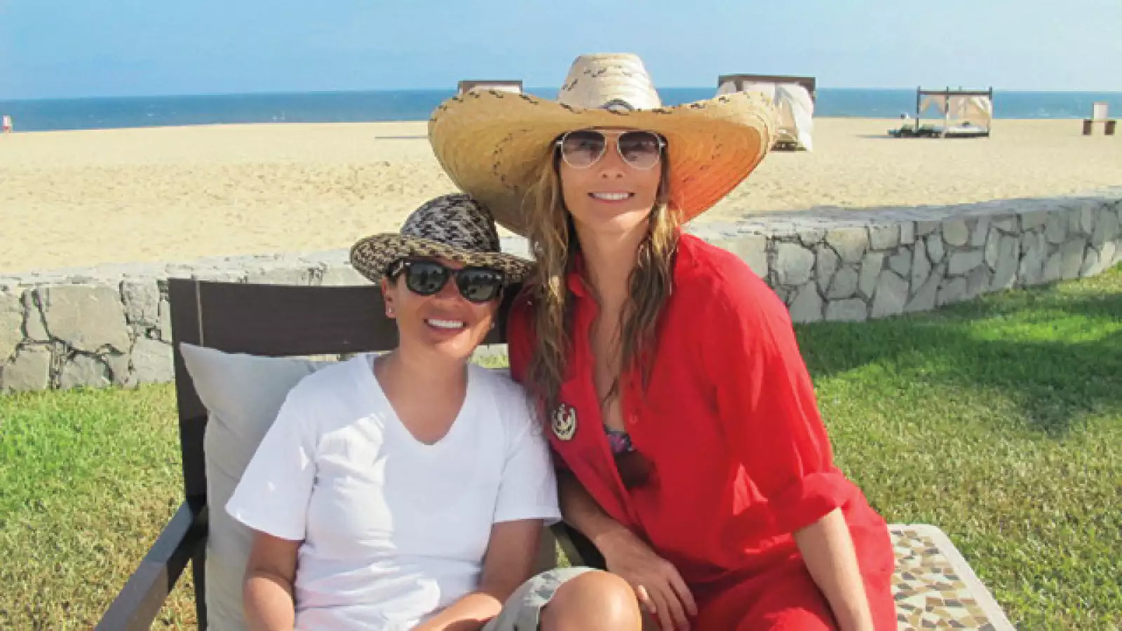 Yolanda Andrade y Montserrat Oliver.