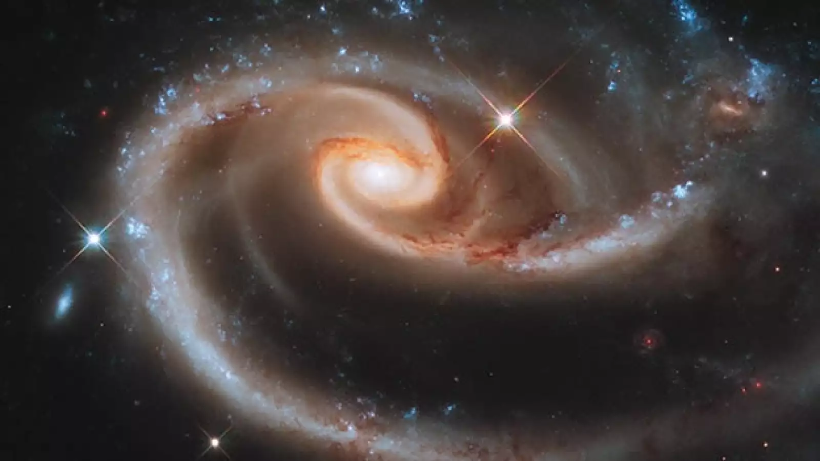 La NASA publica imágenes tomadas por el telescopio Hubble en su aniversario 21