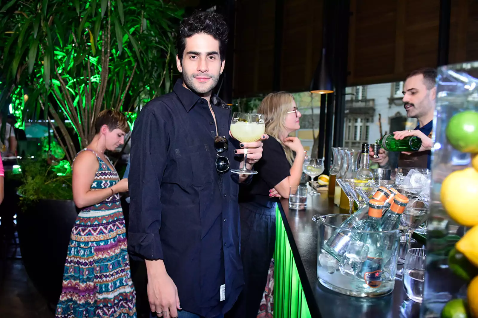 Adrian Bluper sonríe a cámara con copa Tanqueray en mano