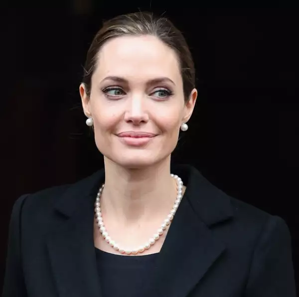 Angelina Jolie tiene 37 años.