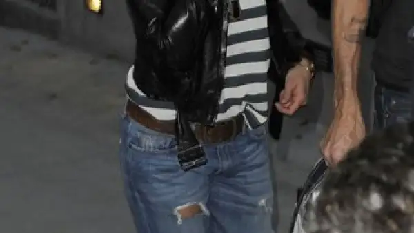 Muy informal, poco sexy, pero seguramente muy cómda Jennifer Aniston en el aeropuerto LAX de Los Ángeles.
