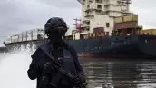 Un miembro del Comando de la Guardia Costera (COGUAR) de la Armada ecuatoriana navega en una patrulla a lo largo de los canales tributarios del río Guayas junto a las terminales portuarias mientras participa en una patrulla contra el tráfico de drogas en Guayaquil, Ecuador, el 14 de enero de 2024.