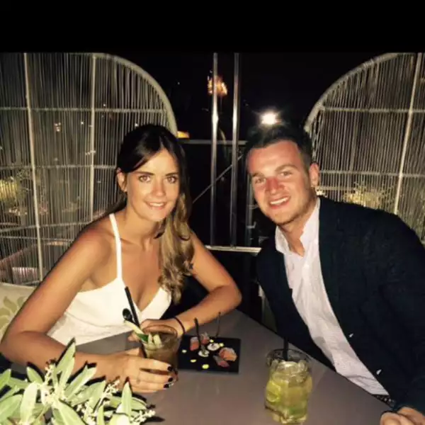 La asistente de 22 años desmintió con esta imagen un romance con el actor de 53 años.