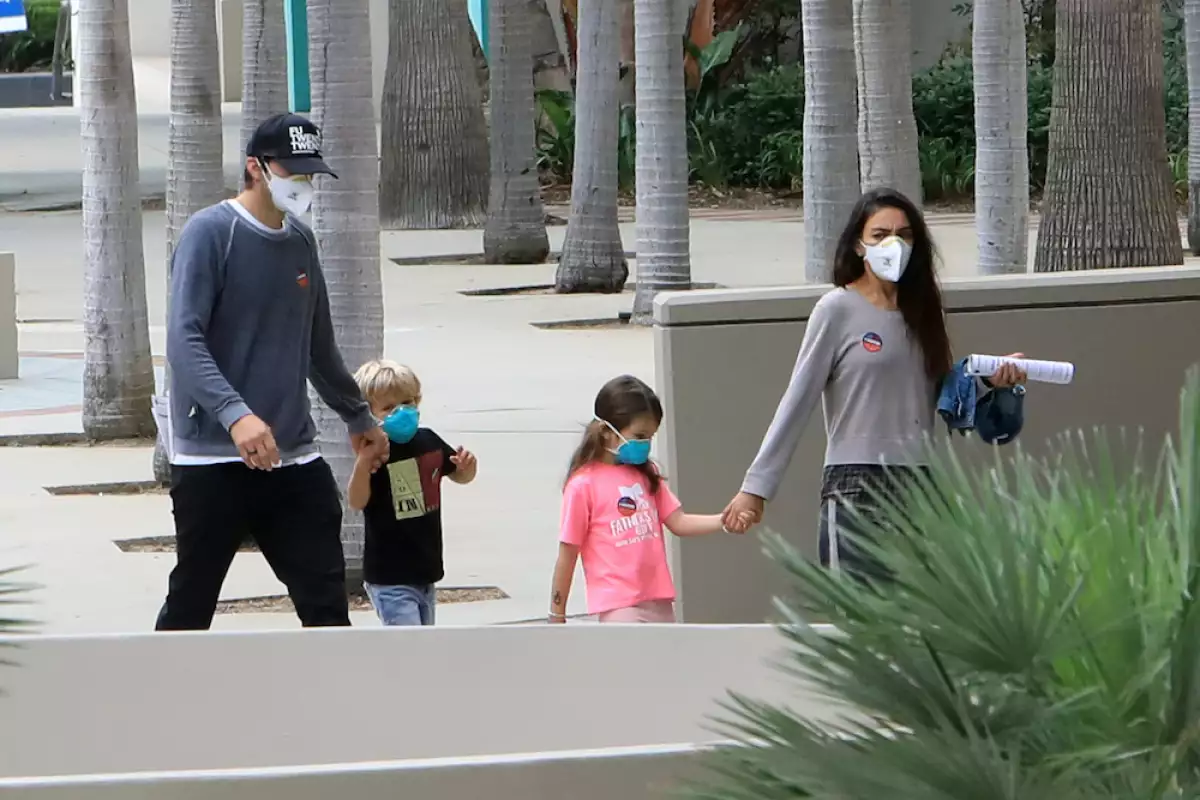 EXC Mila Kunis and Ashton Kutcher