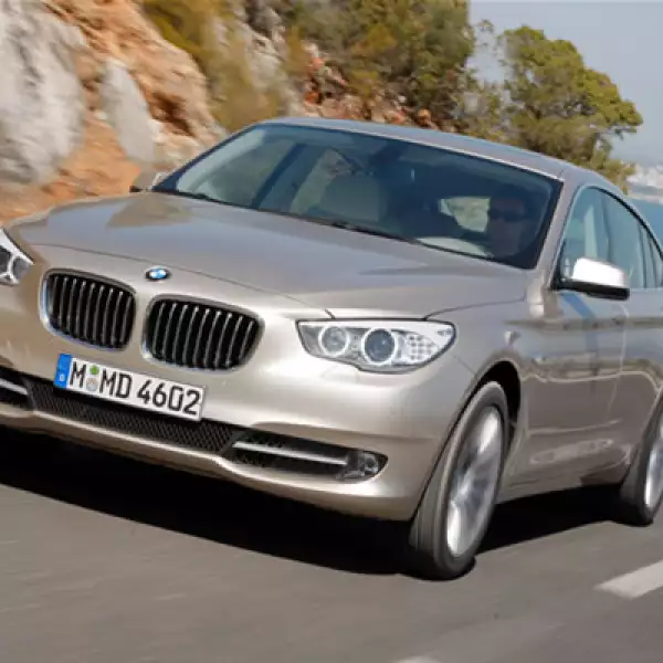 Cuenta con un sistema de adaptación automática del haz de luz que incluye iluminación variable en curvas y al doblar esquinas.