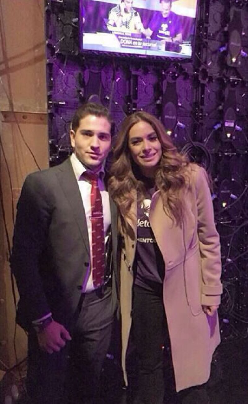 Esteban Abascal y Galilea Montijo antes de salir al aire a que el empresario donará el cheque en representación de Grupo La Moderna.