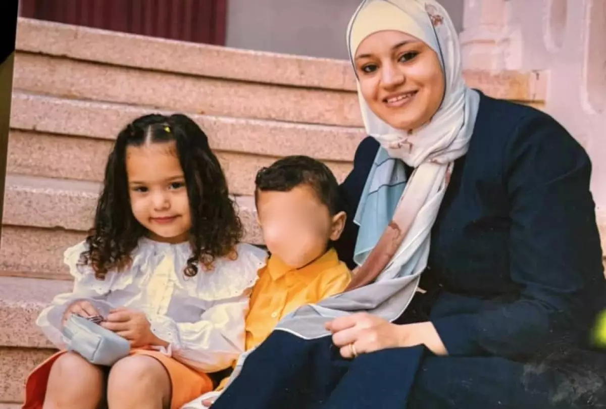 Foto de Hind Rajab con su madre y su hermano, quien tiene la cara difuminada por razones de seguridad.