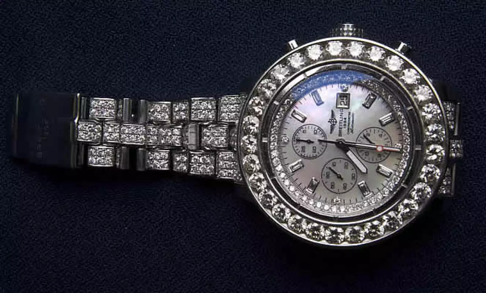 El SAE realiza permanentes subastas públicas, algunas presenciales y otras virtuales vía su página www.sae.gob.mx y por eBay. Las presenciales se hacen cada tres meses en una casa de subastas en el centro del DF y en otros estados.