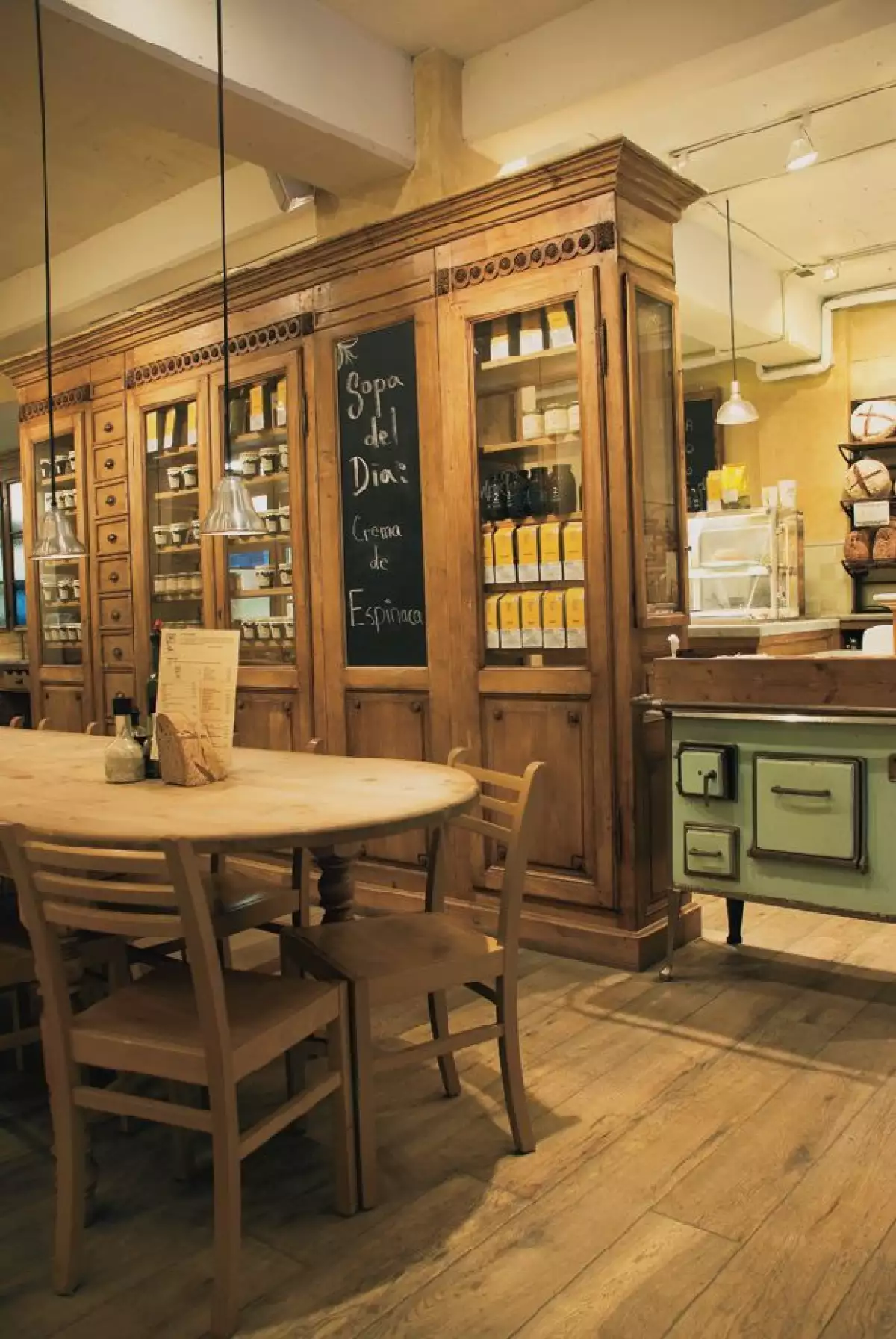 Acogedor, diseñado en madera traída desde Bélgica y con su propia panadería.