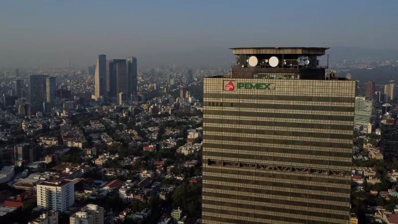 México lanza bonos por 8.000 mdd para respaldar la operación de Pemex