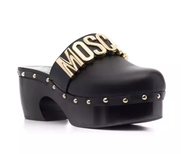 Zuecos  en color negro con el nombre de Moschino sobre el empeine en color dorado. 