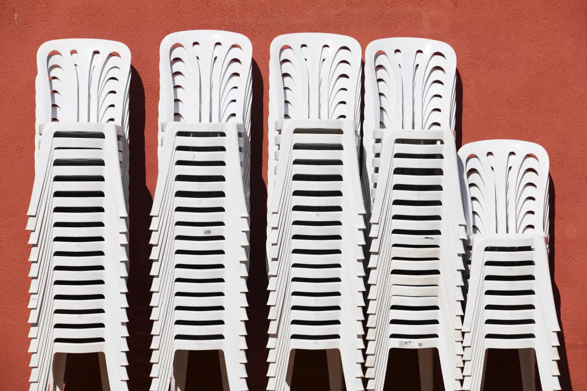 silla monobloc bad bunny