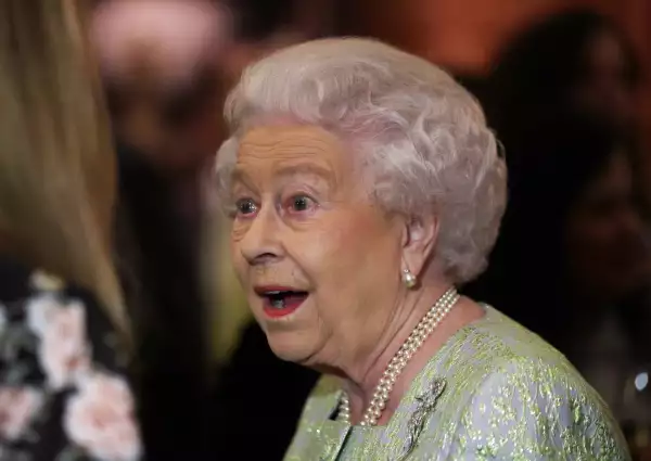 reina isabel II sorprendida