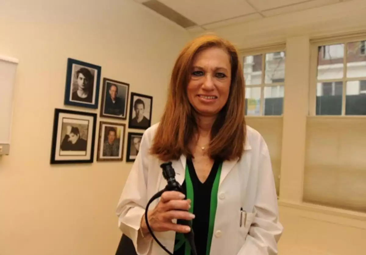 Una de las involucradas en la intervención quirúrgica de la comediante cuando sufrió un paro cardiaco aseguró que los reportes sobre la foto y sobre la biopsia son falsos.