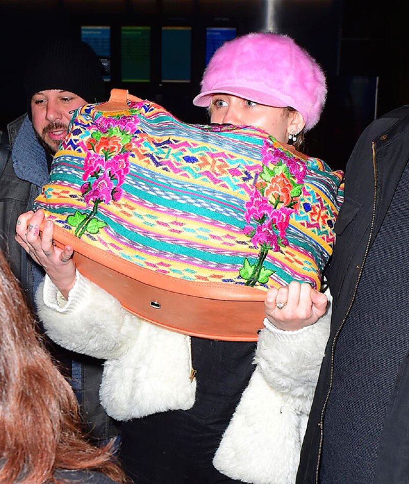 Miley se dejó ver nuevamente con anillo de compromiso en mano.