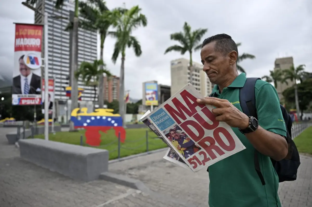 Un hombre lee un periódico en Caracas el 29 de julio de 2024, un día después de las elecciones presidenciales venezolanas. El presidente Nicolás Maduro fue declarado ganador de las elecciones presidenciales de Venezuela, pero la oposición y los vecinos regionales clave rechazaron inmediatamente los resultados oficiales.