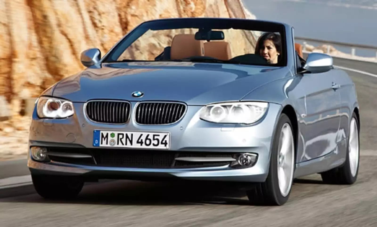 También incorpora nuevos colores exteriores, oferta de equipamiento en tapicerías de cuero y la inclusión de funciones de entretenimiento.