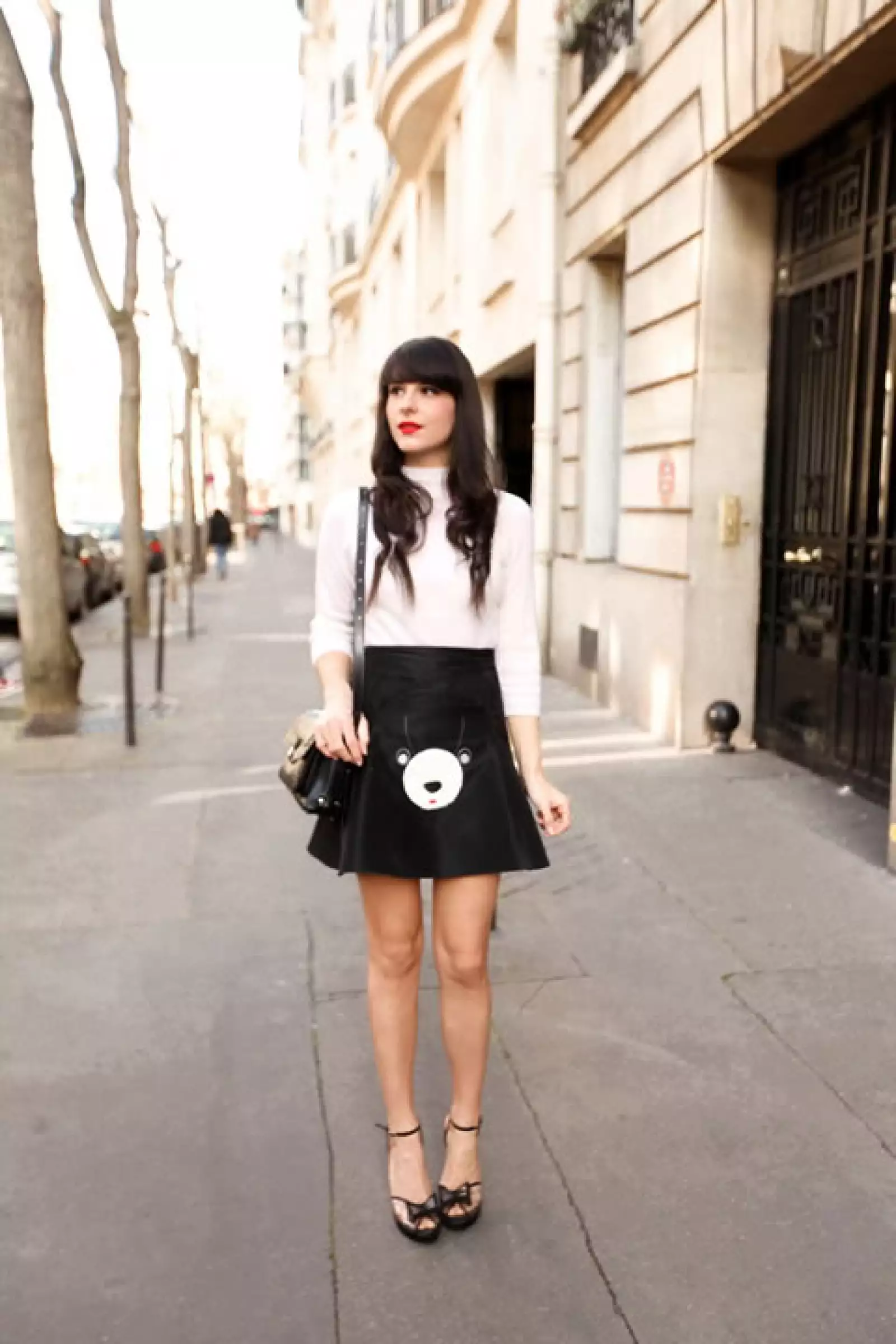 Desde París, Alix, dueña del blog `The cherry blossom´con un minivestido con aires naif.