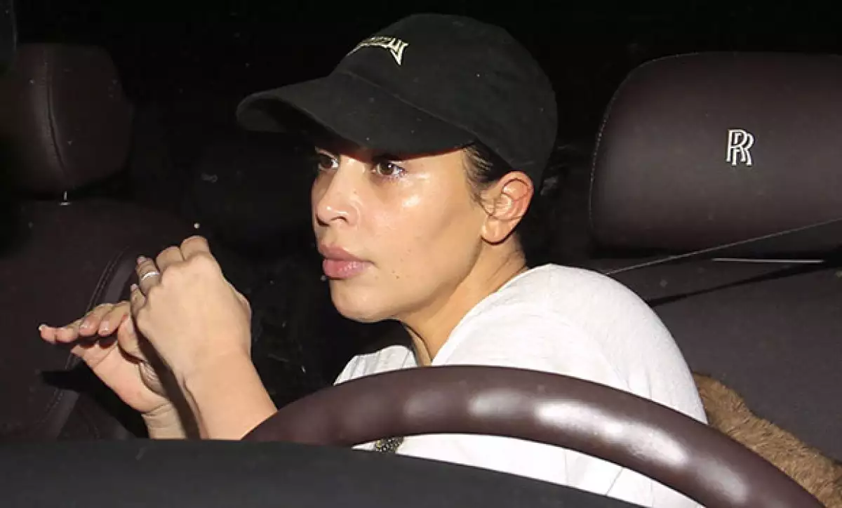 Después de visitar al dermatólogo, Kim se dejó ver con la cara lavada. Y en definitiva, sin contour, es prácticamente otra persona.