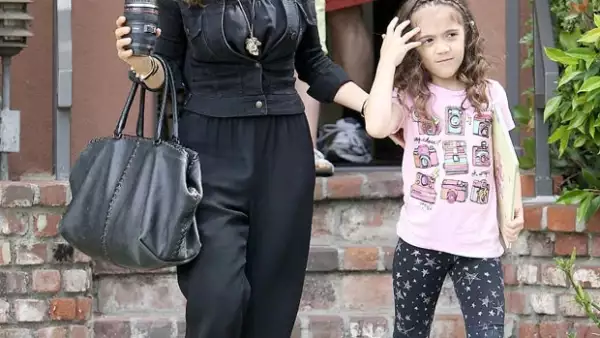 La guapa actriz no permite a Valentina Paloma adentrarse en el mundo de las redes sociales porque cree que eso le hará crecer muy rápido.