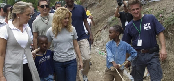 La cantante (centro) llegó acompañada de la presidenta de Pies Descalzos María Emma Mejía (Izq) y fueron recibidas en el campamento por el actor estadounidense Sean Penn (Der).