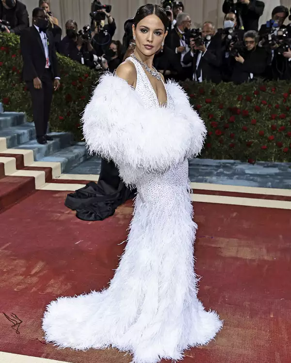 eiza-gonzález-met-gala-2022-look-gilded-glamour-1.jpg