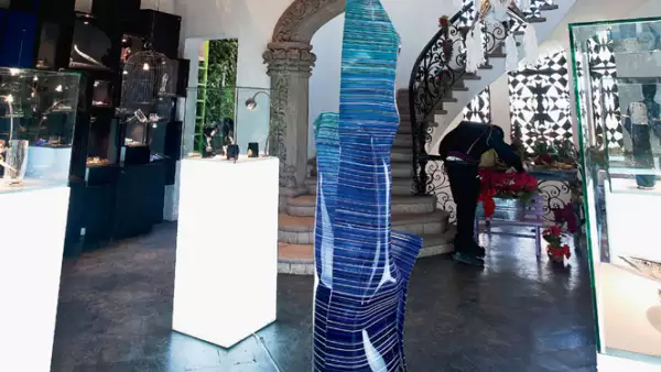 Common People es una de las ‘concept stores’ más grandes de la ciudad de México, se encuentra adaptada dentro de una casona antigua, que evoca, a las grandes tiendas de esta corriente en Milán y París.