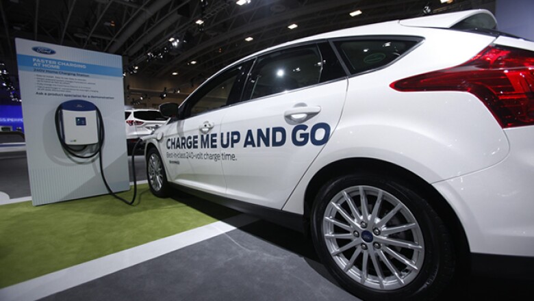 Además de modelos, las automotrices revelan sus avances tecnológicos como autos de hidrógeno, eléctricos y con otras energías limpias. En la imagen, el Ford Focus eléctrico.