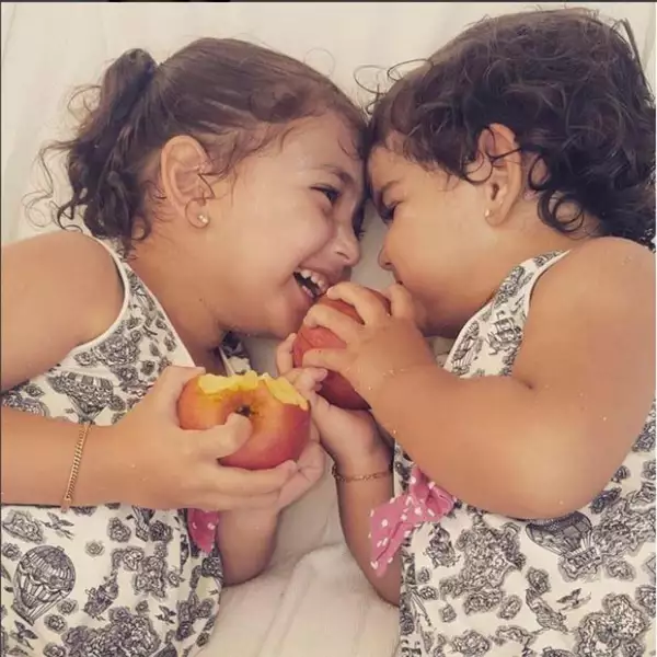 La guapa conductora complació a sus fans con esta tierna imagen.