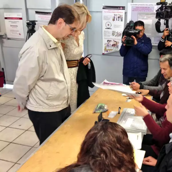 Al comenzar la jornada, el presidente nacional del PRD, Agustín Basave, emitió su voto en Coyoacán.