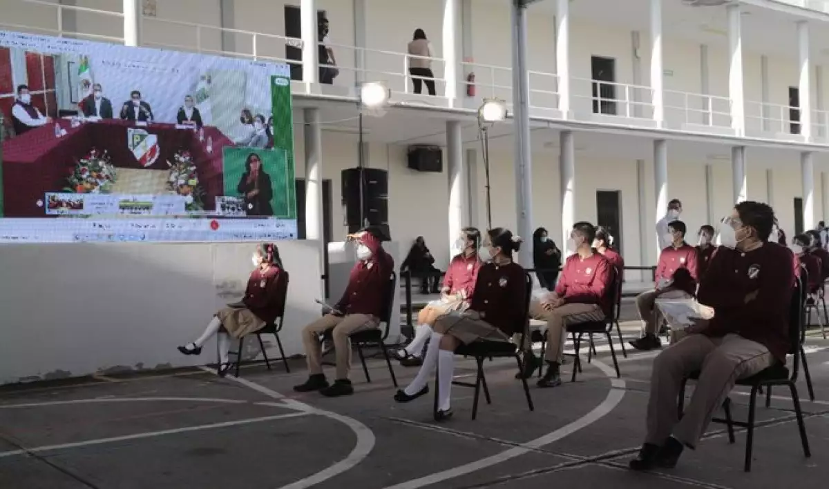 Regreso a clases 2021: estudiantes toman clase con sana distancia