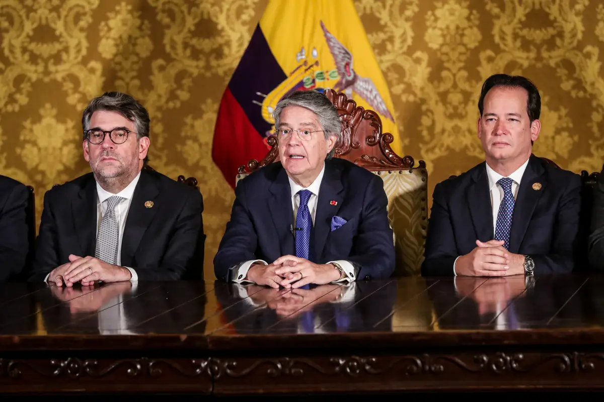 El presidente de Ecuador, Guillermo Lasso, se dirige a la nación junto al Secretario General de Gobierno Sebastian Corral y al Ministro del Interior Henry Cucalon, después de que disolviera la Asamblea Nacional por decreto, llevando a cabo elecciones legislativas y presidenciales, un día después de que se defendiera en una audiencia de destitución, en Quito, Ecuador, el 17 de mayo de
