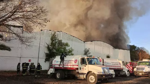 Incendio fábrica de Xochimilco hoy provoca afectaciones viales y paraliza al tren ligero